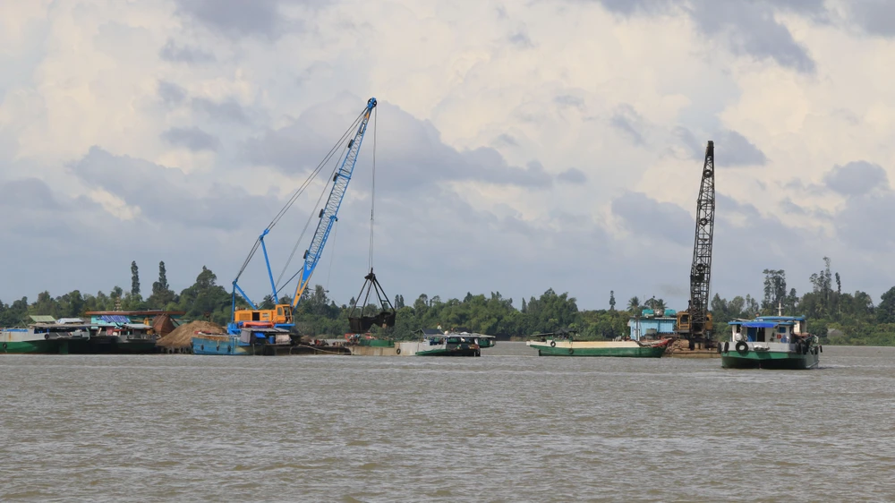 Khai thác cát trên sông Tiền (Đồng Tháp)