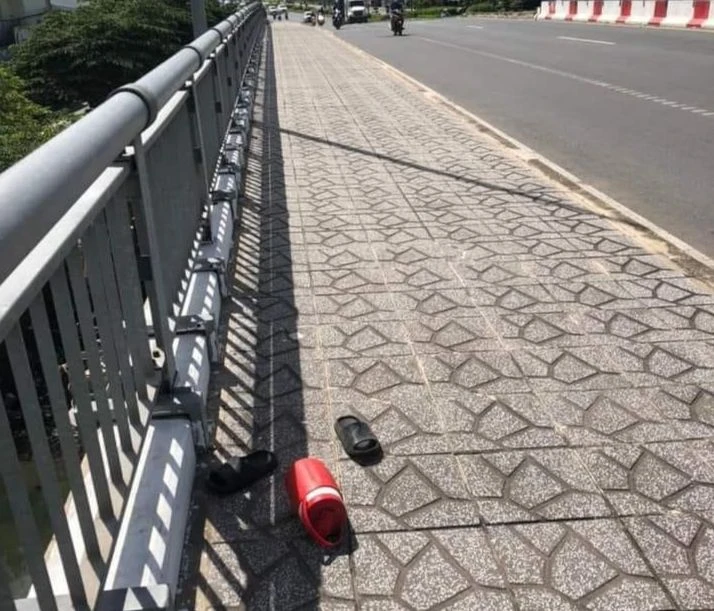 thiếu niên nhảy cầu