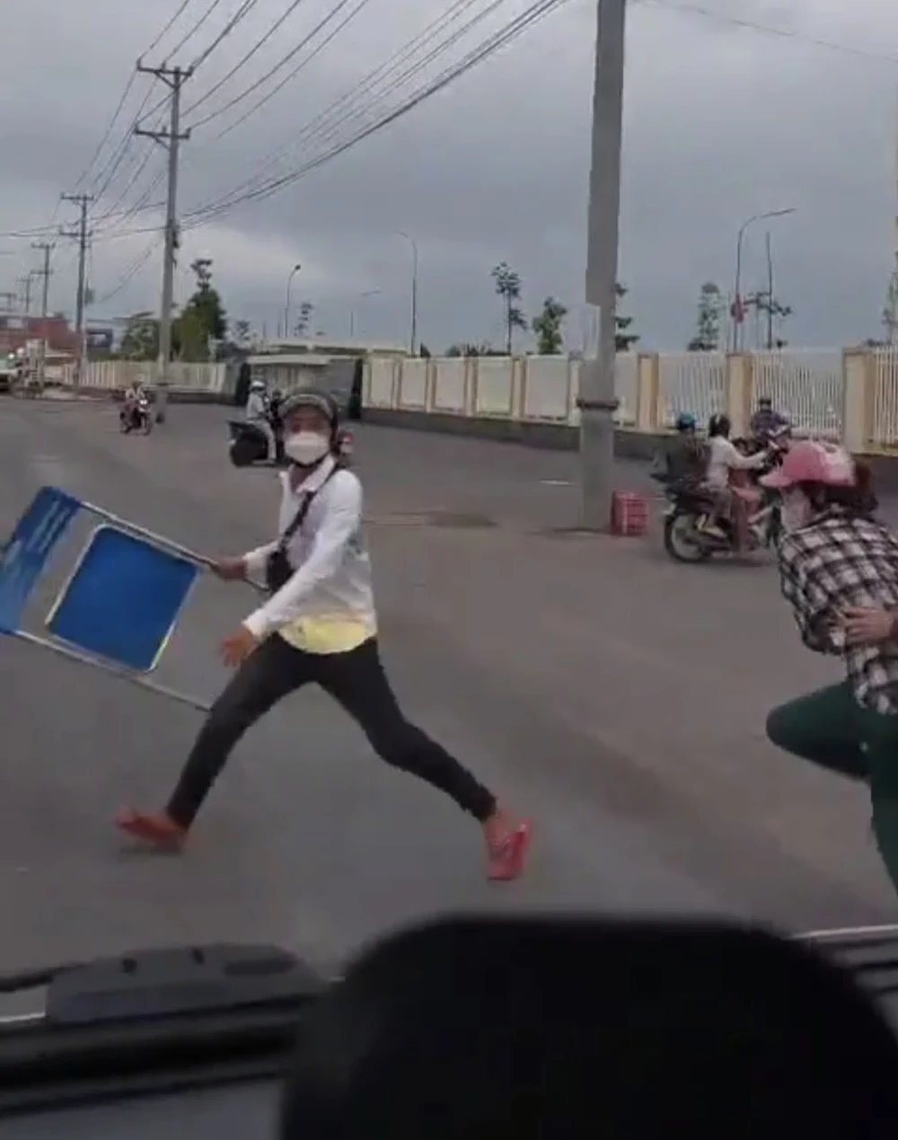 đập xe cấp cứu