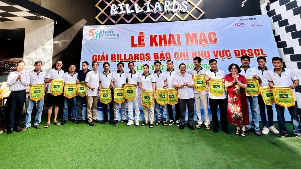 Chủ tịch UBND TP Cần Thơ Trần Việt Trường tặng cờ lưu niệm cho đại diện các đơn vị tham gia tranh tài