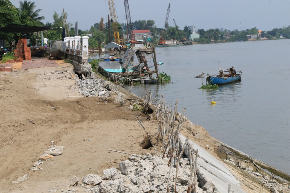 Kè chống xói lở bờ sông Tiền khu vực chợ Bình Thành liên tục sạt lở. Ảnh: HD