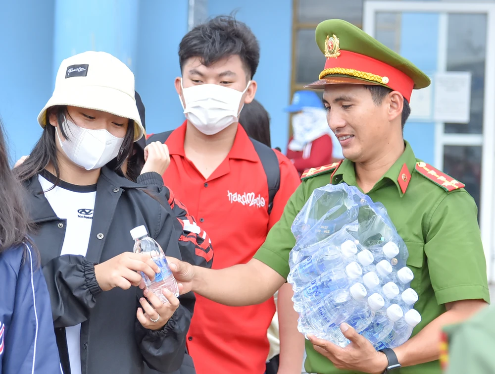 vượt biển thi tốt nghiệp THPT vượt biển thi tốt nghiệp THPT