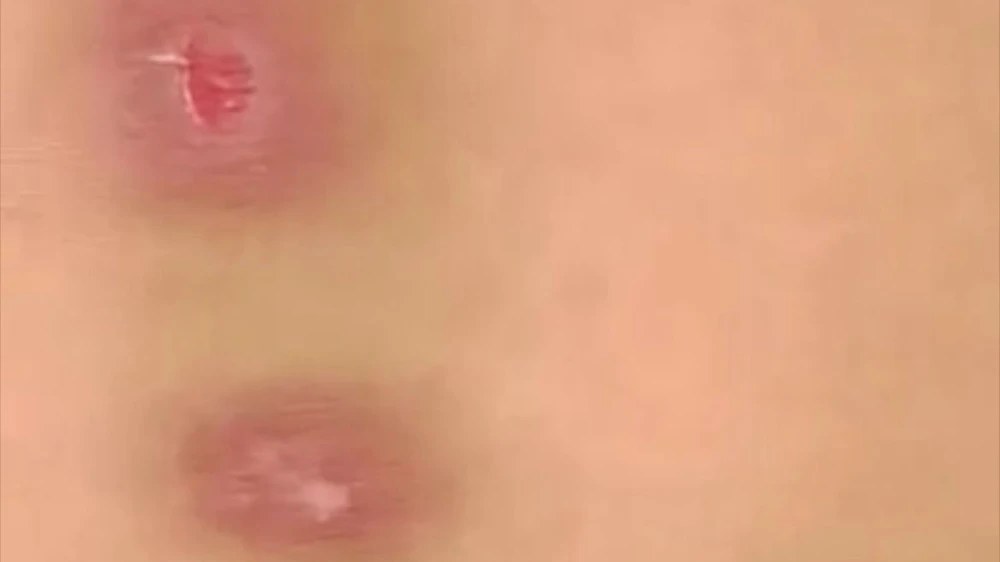 cha dượng hành hạ