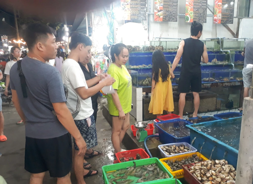 du khách kẹt đảo