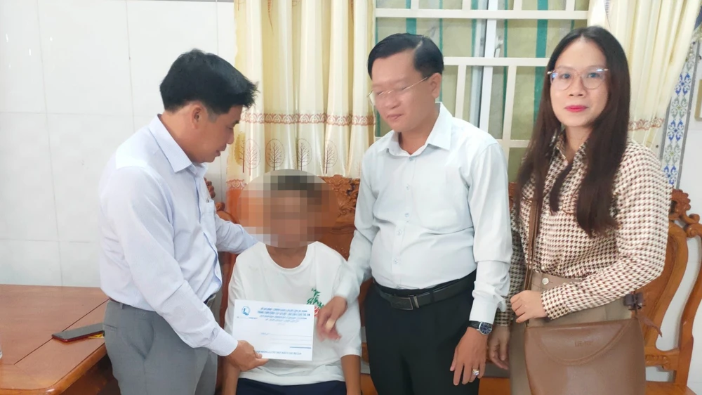 cha dượng bạo hành