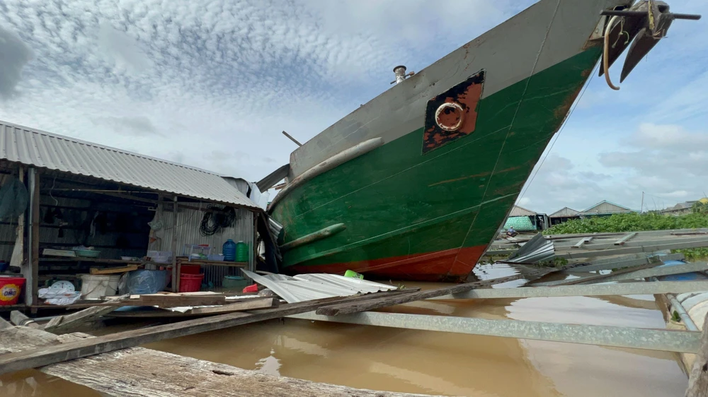 Nhiều tài sản trên nhà bè của người dân bị hư hỏng. Ảnh: HD