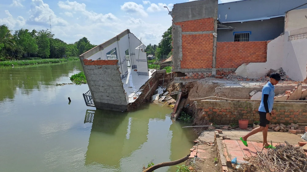 sạt lở sông tiền