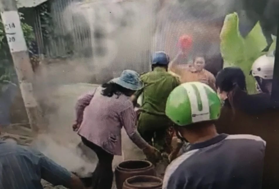 tạt nước sôi, đốt công an