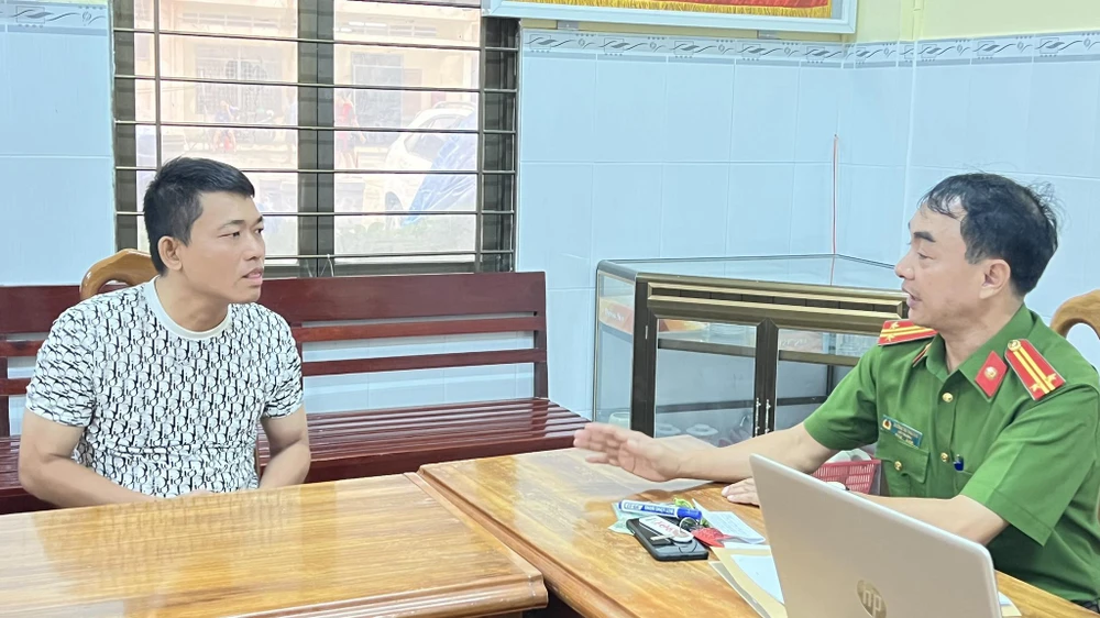 ném bé trai xuống sông