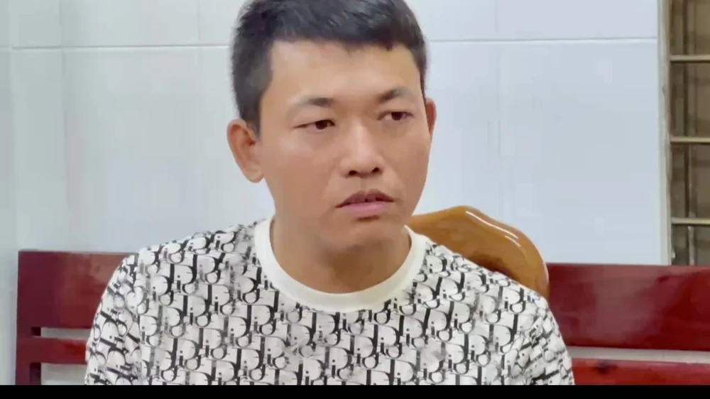 ném bé trai xuống sông