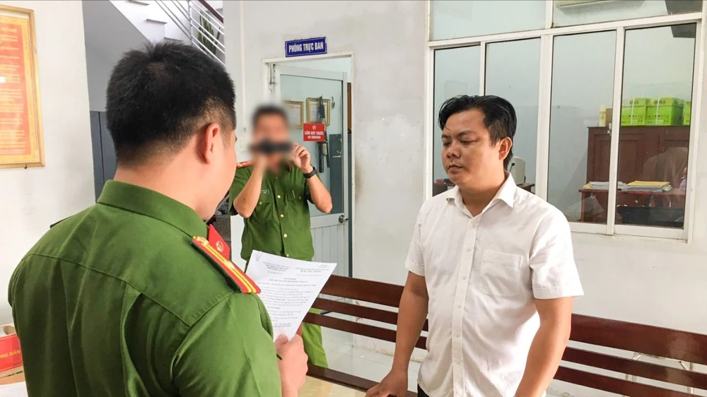 Cảnh sát hình sự bắt Hiếu để điều tra về tội cho vay lãi nặng trong giao dịch dân sự