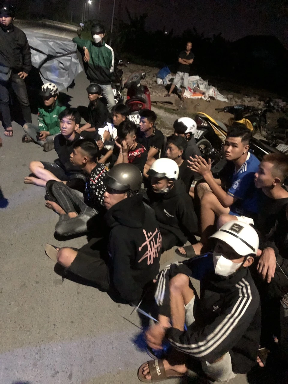 Bắt 34 người đua xe trái phép trên Quốc lộ 91B lúc rạng sán