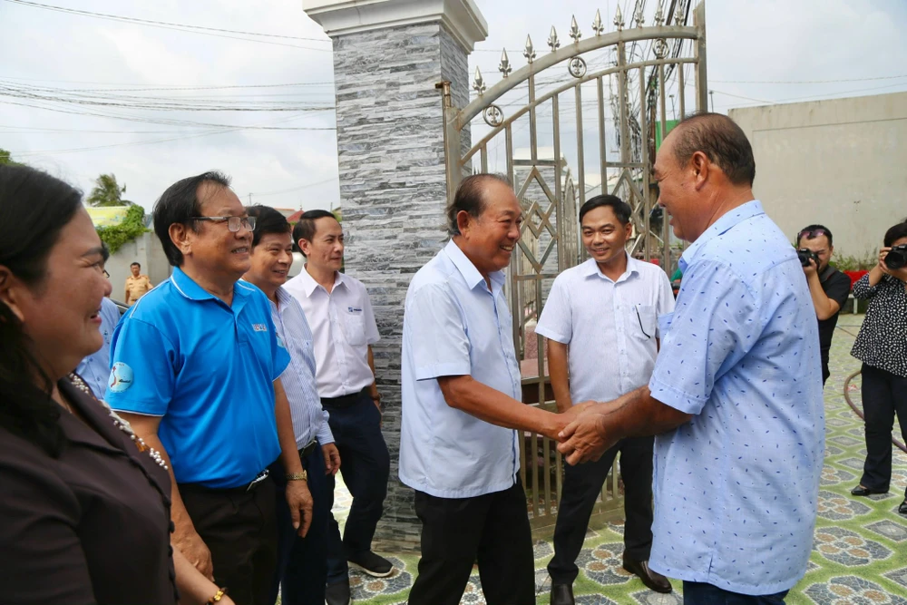 Nguyên Phó Thủ tướng Thường trực Trương Hòa Bình thăm ngư dân tiêu biểu ở Bến Tre