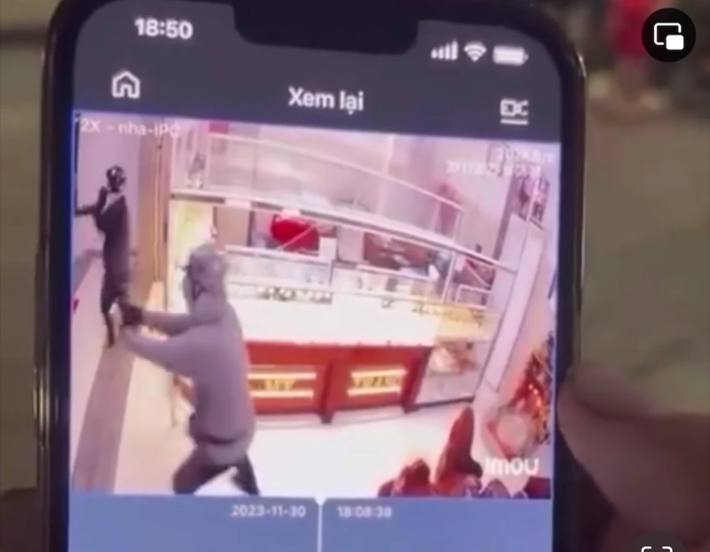 Hai thanh niên cầm vật giống súng xông vào cướp tiệm vàng ở Trà Vinh