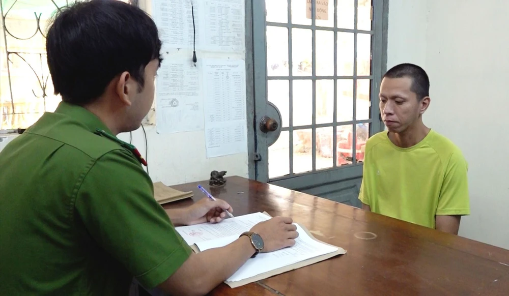 Phát hiện sổ hồng giả, người đàn ông bí mật báo công an bắt kẻ lừa đảo