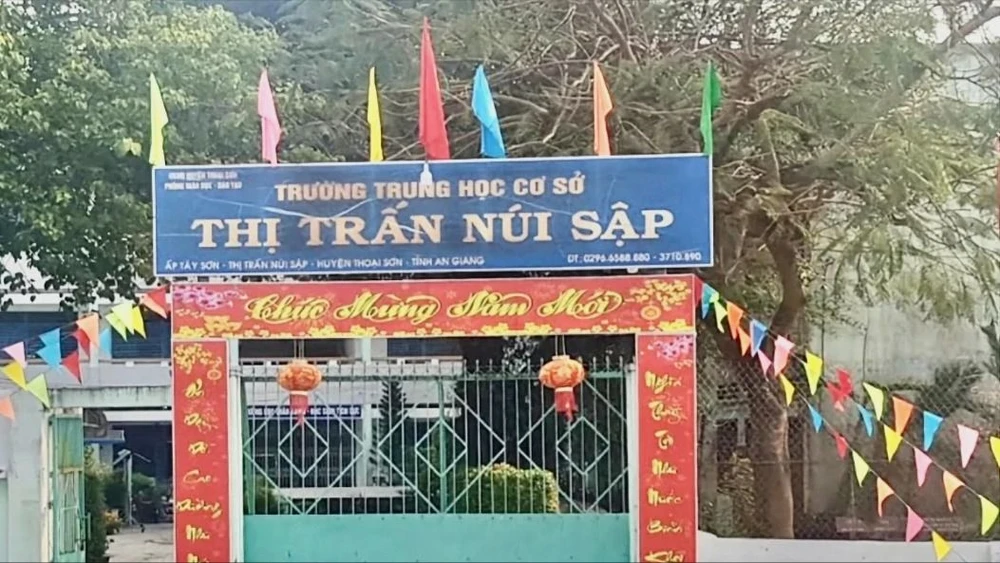 Ăn kẹo không rõ nguồn gốc, 15 học sinh ở An Giang nhập viện