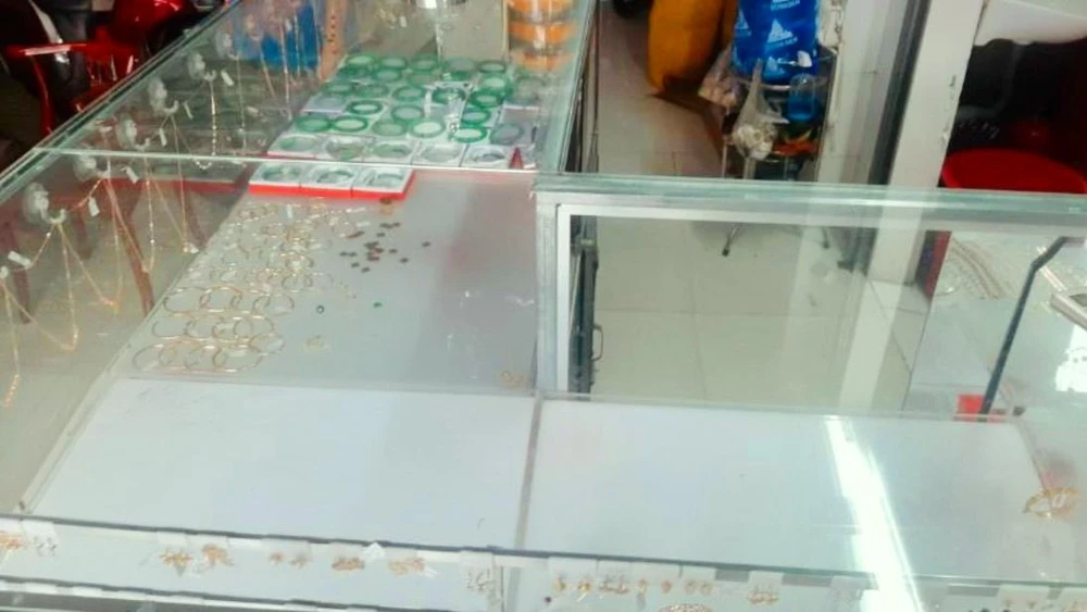 Bắt 2 người đột nhập tiệm vàng trộm cắp tài sản gần 750 triệu đồng