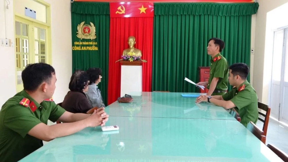 phạt hành chính người đổ rác lên xe ô tô