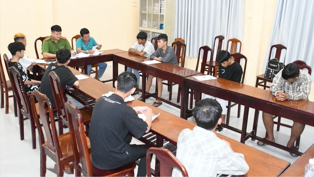 nam sinh lớp 10 bị đánh hội đồng