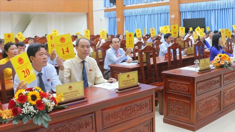 Bãi nhiệm chức chủ tịch UBND tỉnh An Giang với ông Nguyễn Thanh Bình