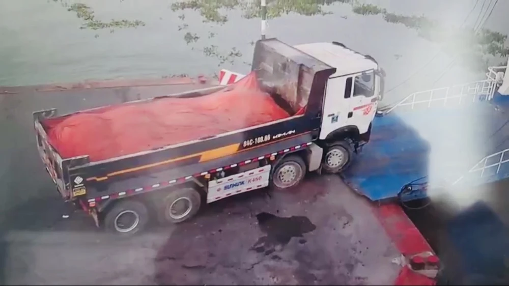 Thót tim với cảnh xe tải rơi xuống sông Tiền khi xuống phà