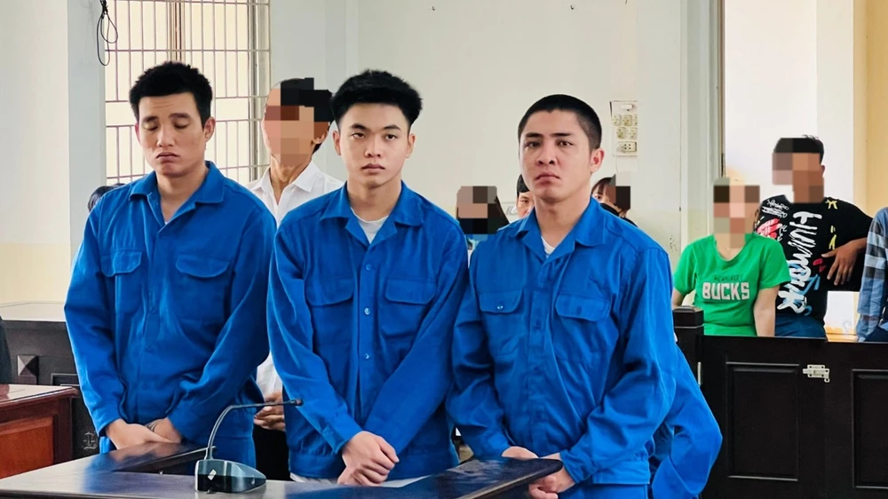 Mua súng về bắn thử, 3 thanh niên dẫn nhau vào tù