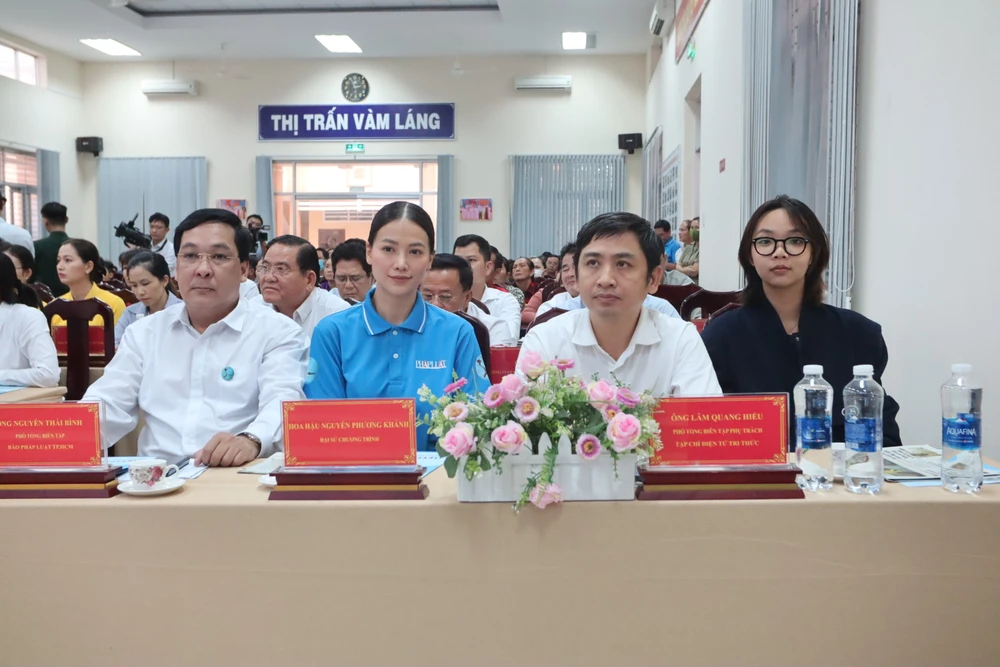 den-tren-bien-tien-giang-trao qua-2.jpg