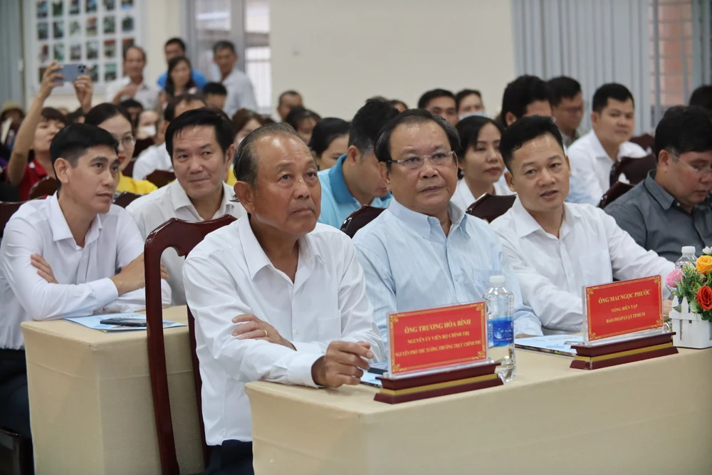 den-tren-bien-tien-giang-trao qua.jpg