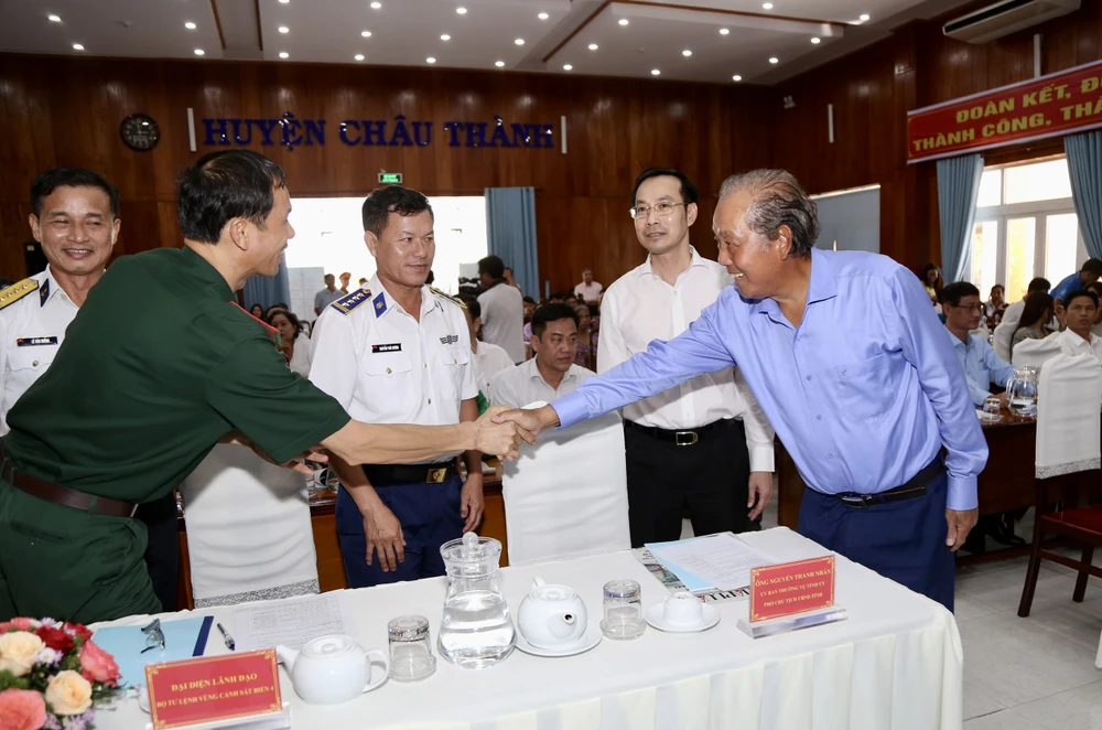 Chương trình 'Cùng ngư dân thắp sáng đèn trên biển' trao hàng trăm phần quà bà con ngư dân tỉnh Kiên Giang