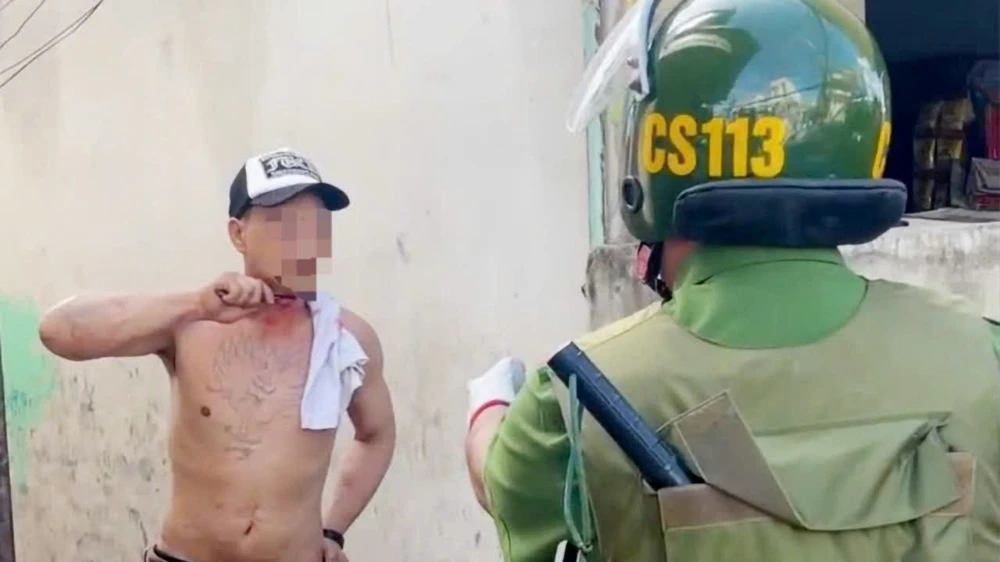 Lực lượng công an vận động thuyết phục người đàn ông đang đe doạ tự tử