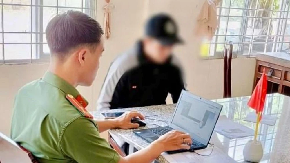 Củng cố hồ sơ xử lý thanh niên đăng sai sự thật về Quốc kỳ Việt Nam