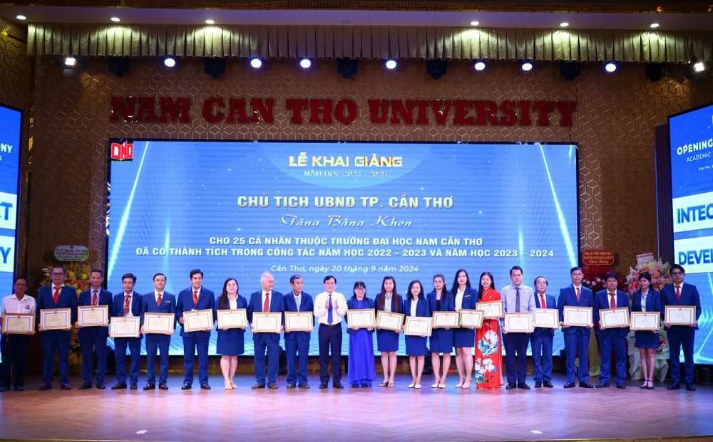 đại học nam cần thơ.jpg