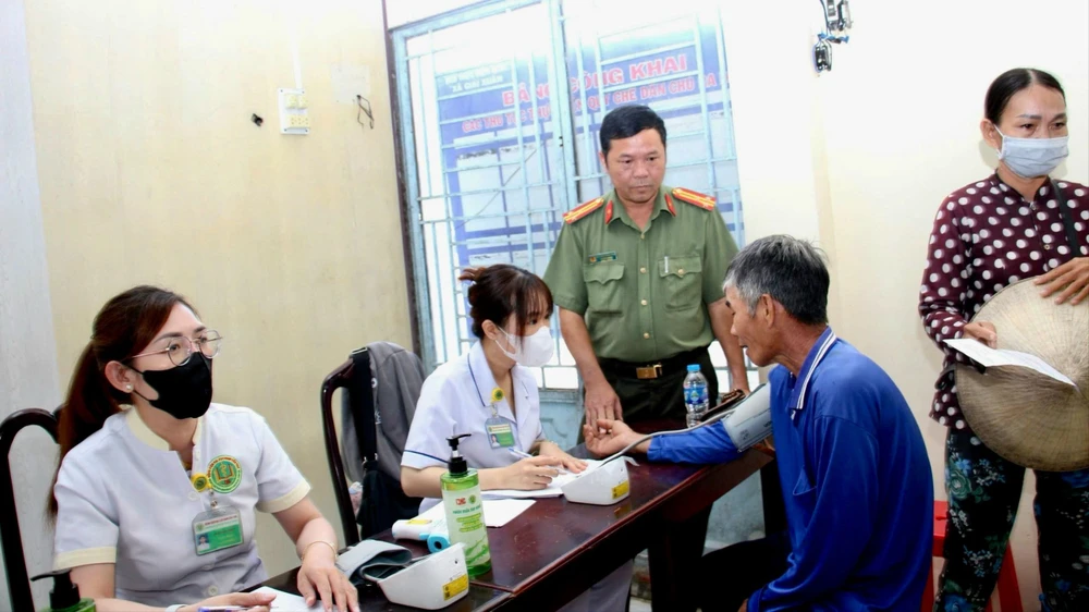 công an tp cần thơ tổ chức khám bệnh.jpg