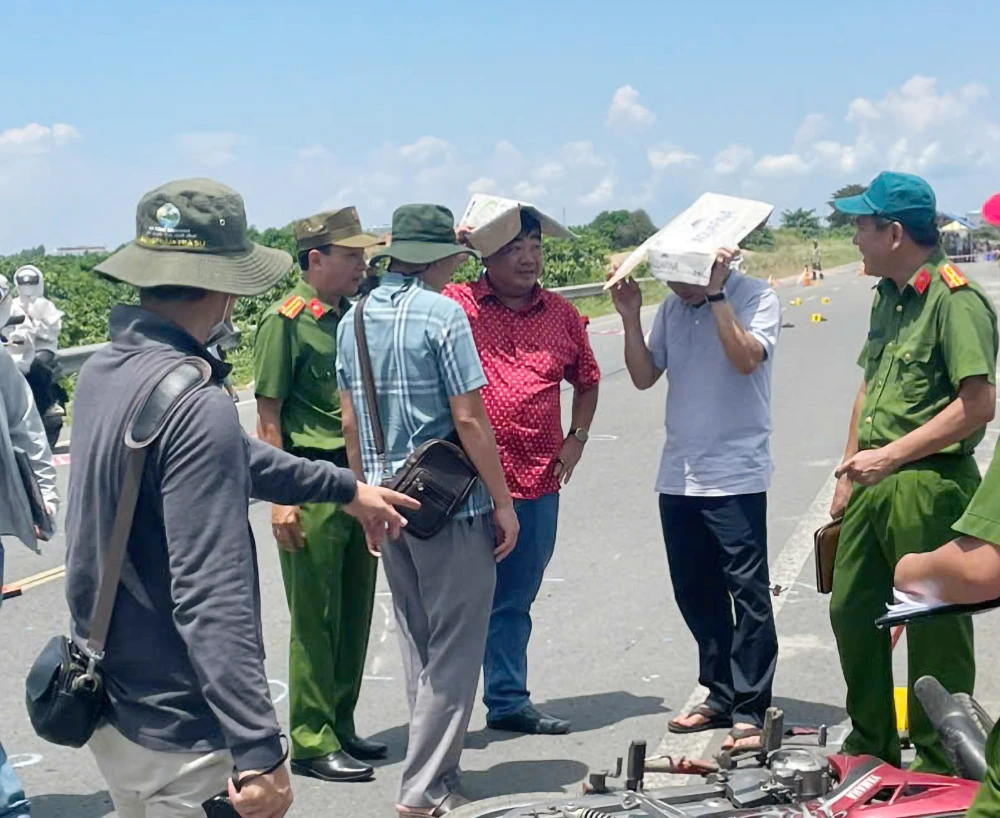 Công an khám nghiệm hiện trường vụ án