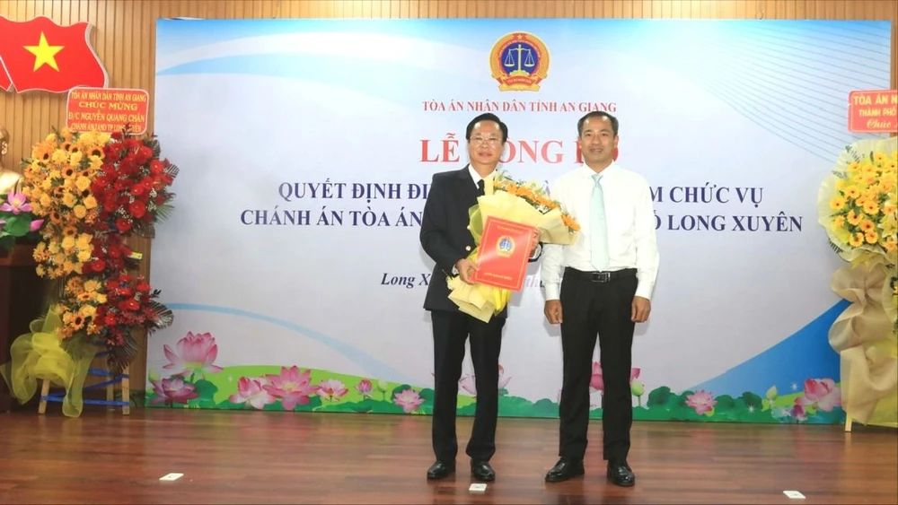 Ông Đỗ Thế Bình, Chánh án TAND tỉnh An Giang trao quyết định bổ nhiệm cho tân Chánh án TAND TP Long Xuyên Nguyễn Quang Chân. Ảnh HD