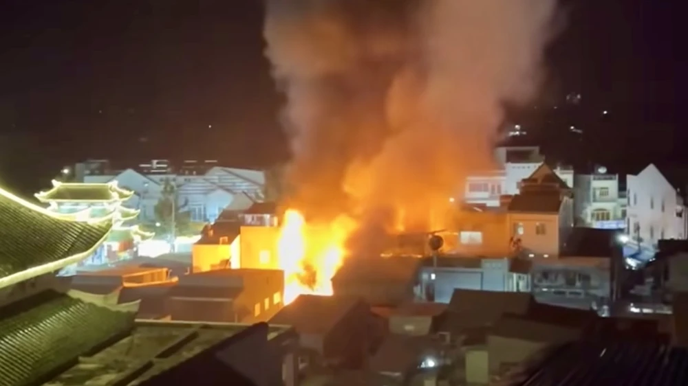 Cháy nhà ở phía sau Miếu Bà Chúa Xứ