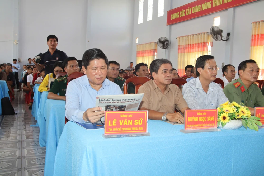 thắp sáng đèn trên biển tại tỉnh cà mau