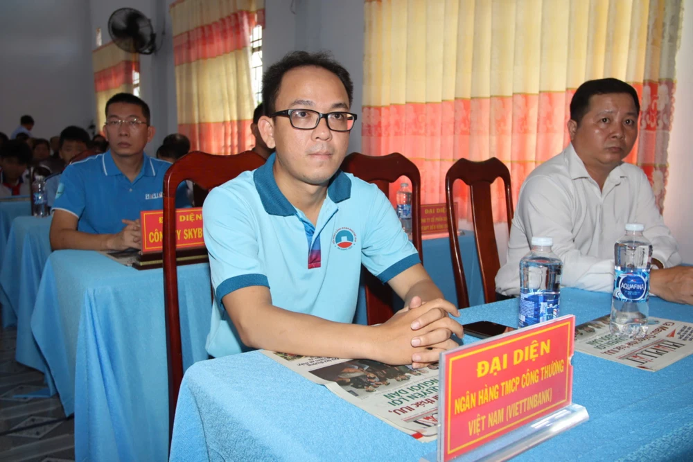 thắp sáng đèn trên biển tại tỉnh cà mau