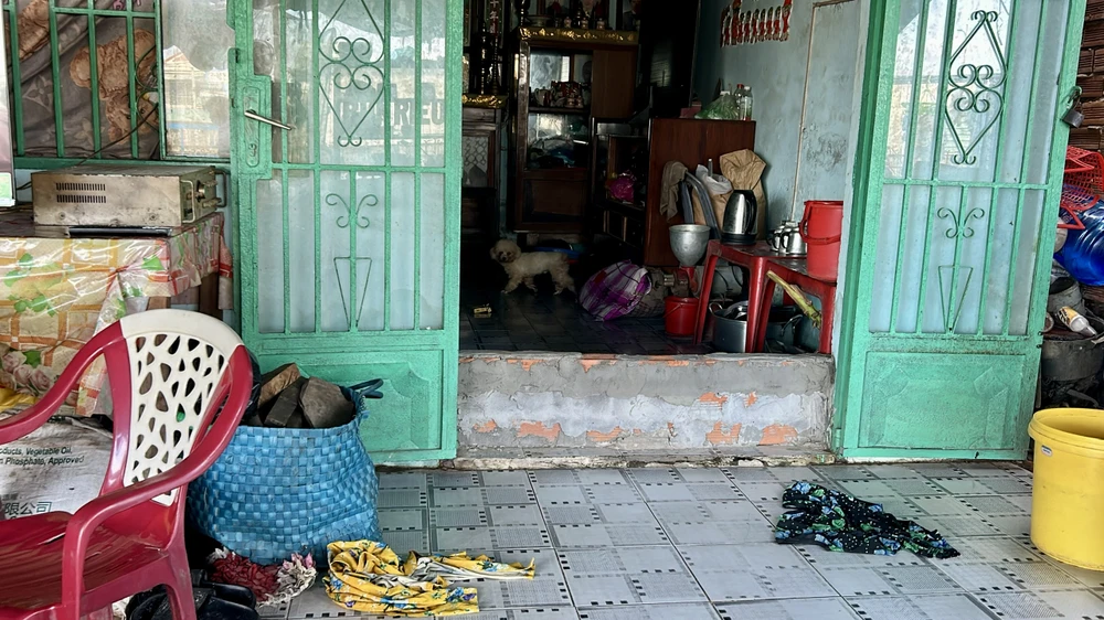 Người dân xây thêm tường để ngăn nước tràn