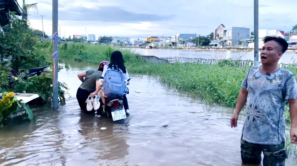 Đợt triều cường rằm tháng 9 vừa qua người dân phải chịu cảnh ngập sâu