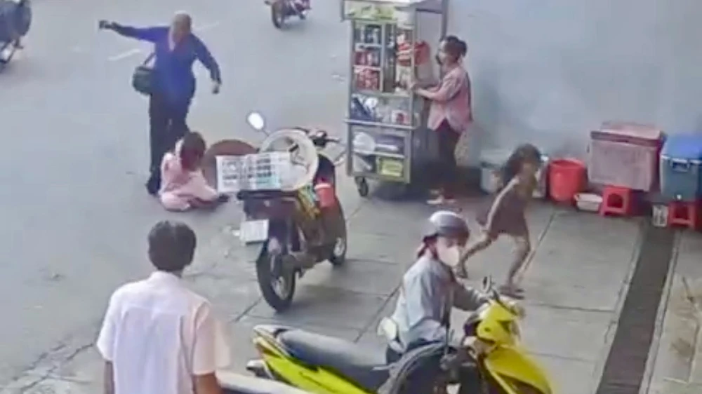 đánh con gái ở chợ vĩnh long