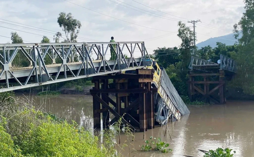 xe tải làm sập cầu
