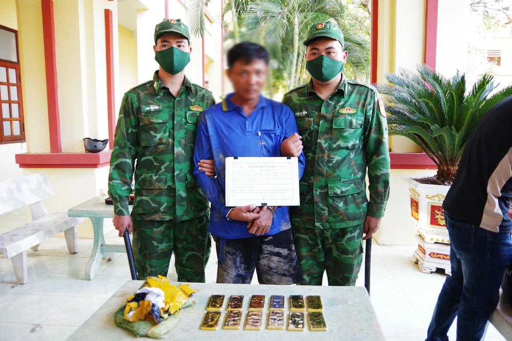Tổ chức mật phục tại khu vực rạch Ngói Nhỏ gần khu vực biên giới lực lượng biên phòng cùng công an đã phát hiện bắt quả tang người đàn ông chở 12 kg vàng lậu