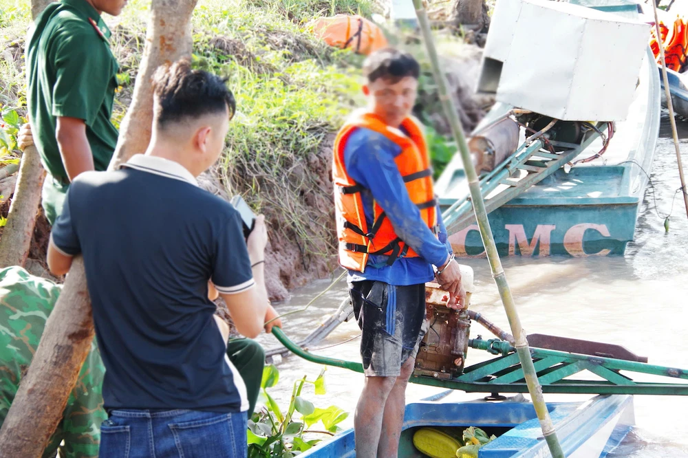 vận chuyển trái phép 12kg vàng biên giới