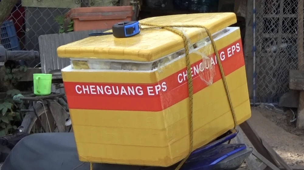 Món hàng đặc biệt trong chiếc thùng xốp được vận chuyển từ Campuchia về Việt Nam