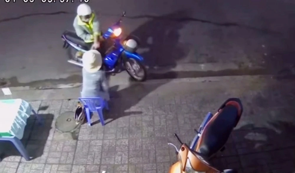 cướp vé số người già