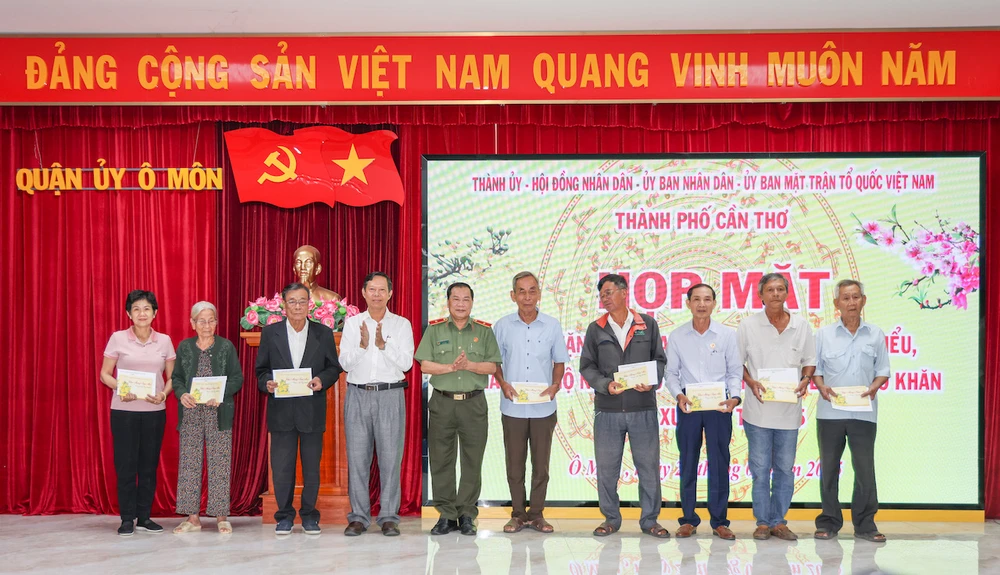 trao quà tết tp cần thơ