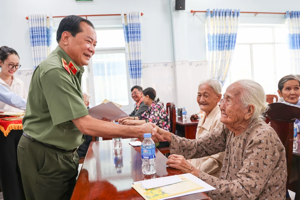 trao quà tết tp cần thơ