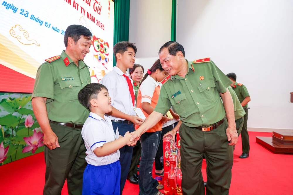 xuân chiến sĩ công an tp cần thơ