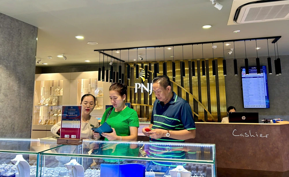 Ngay từ 6 giờ sáng ngày các cửa hàng của PNJ tại Cần Thơ đã mở cửa phục vụ khách mua sắm Ngày Vía Thần tài